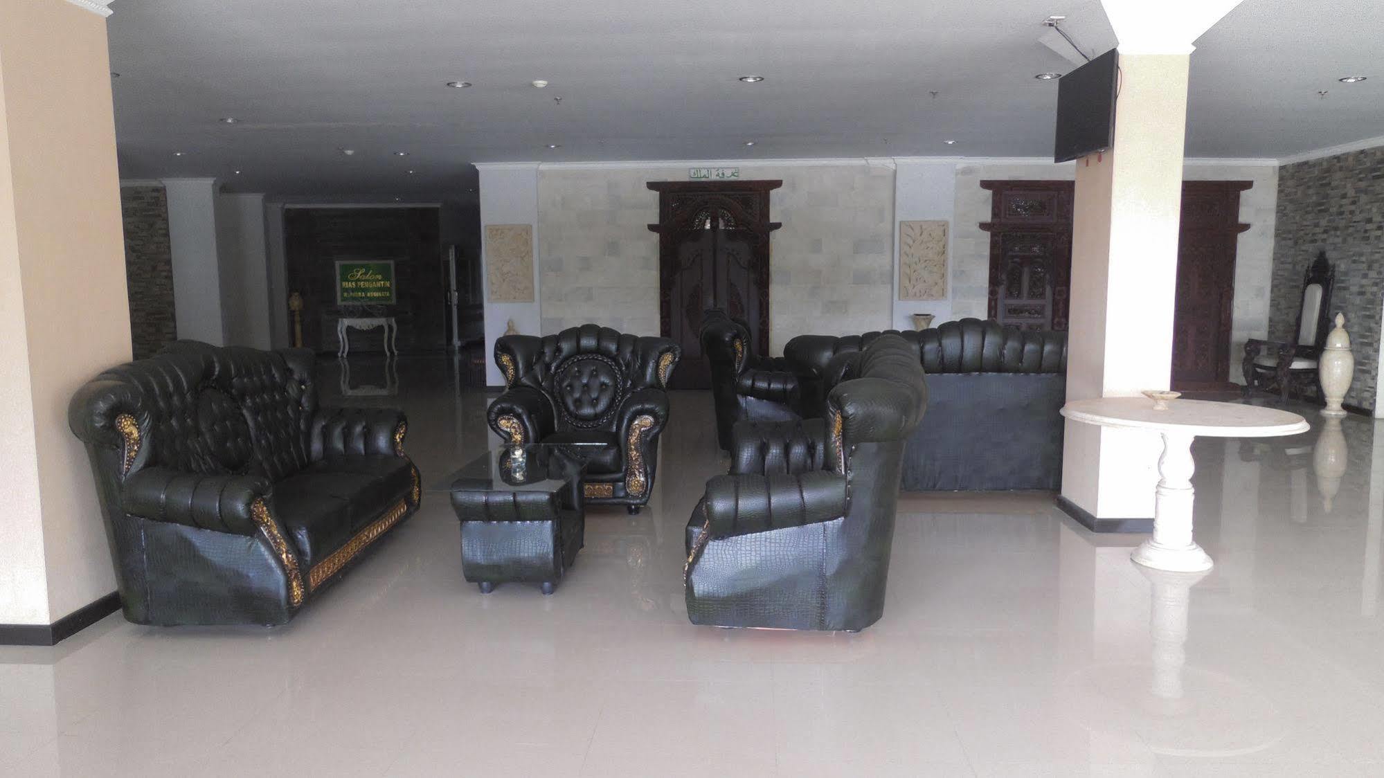 Grand Madani Hotel Mataram Exteriör bild