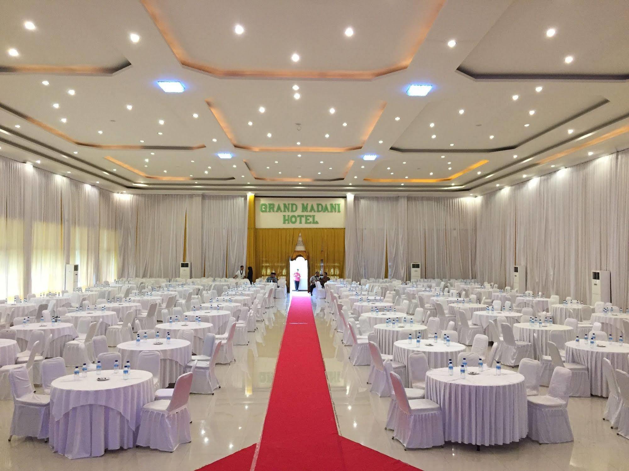 Grand Madani Hotel Mataram Exteriör bild