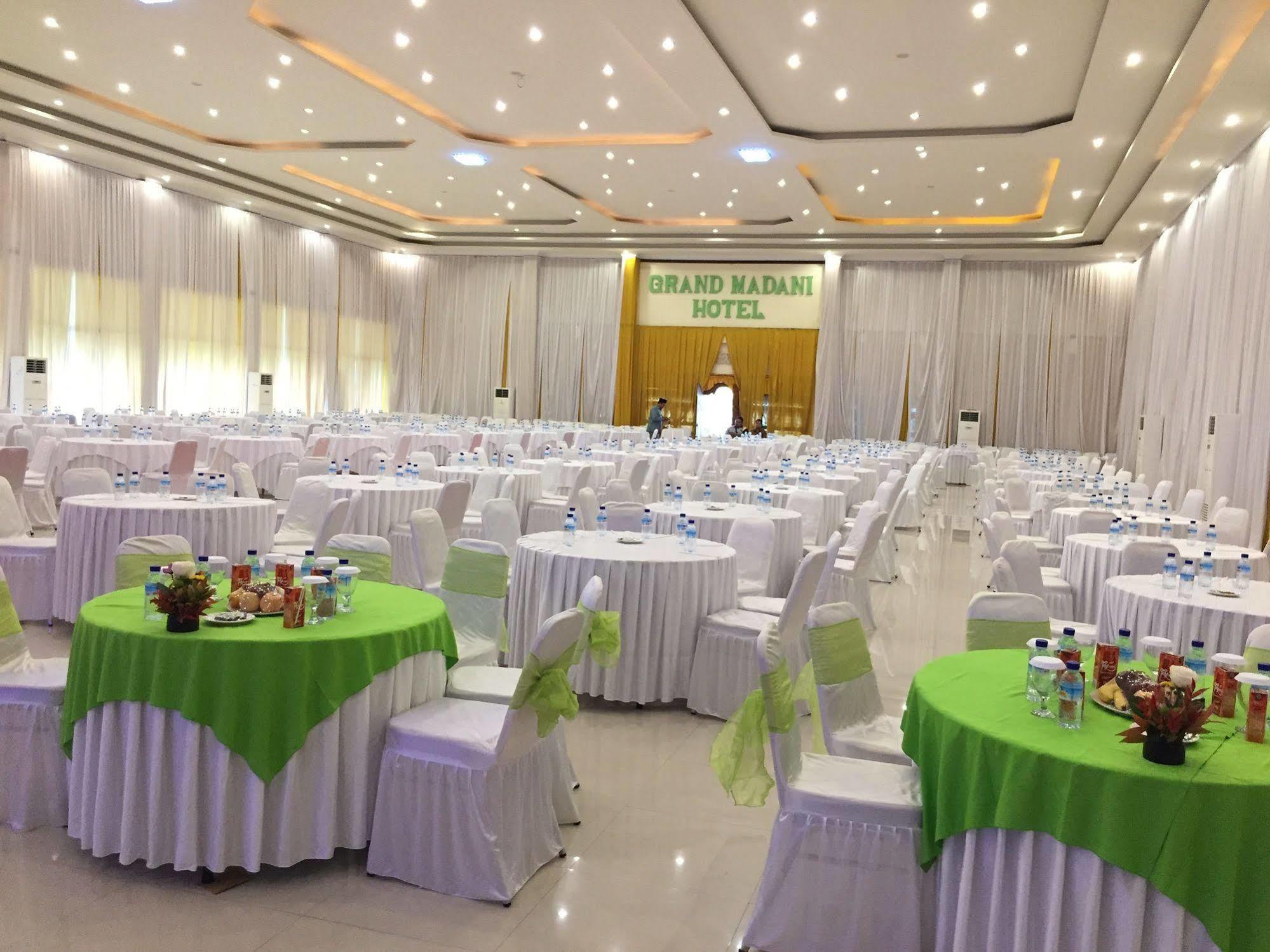 Grand Madani Hotel Mataram Exteriör bild