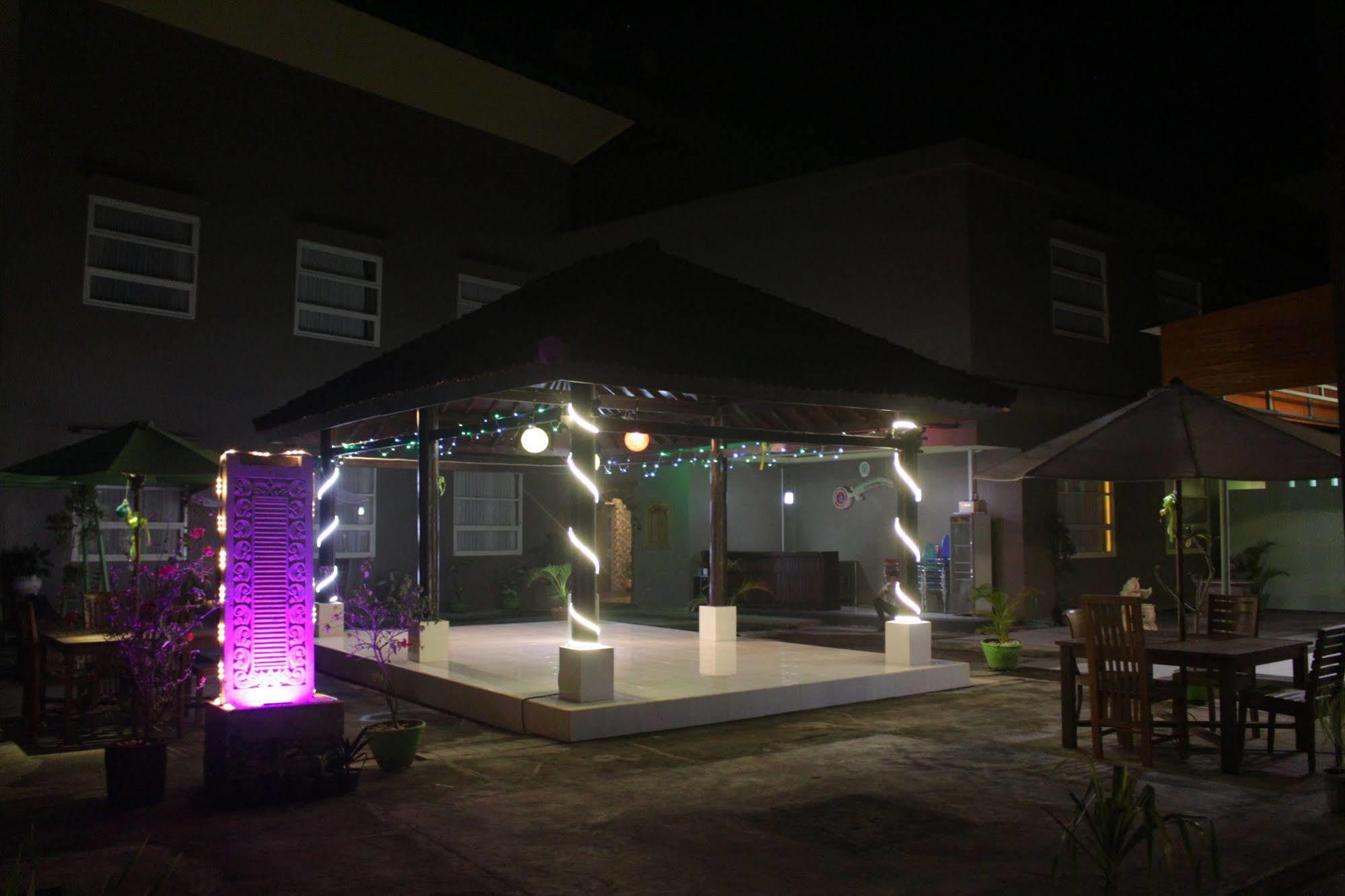 Grand Madani Hotel Mataram Exteriör bild